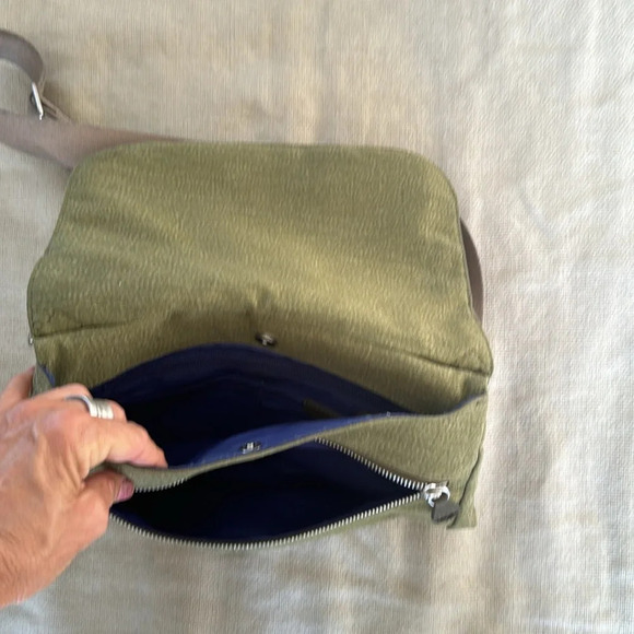 Kipling moss green with colbalt blue lining crossbody bag - Picture 6 of 16